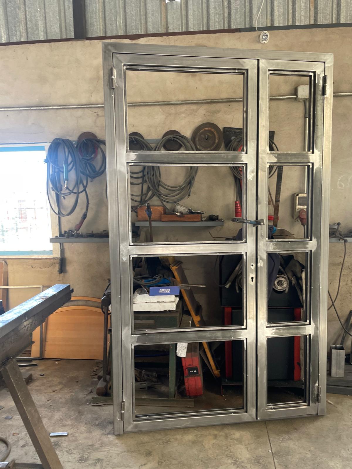 ¿Cuánto cuesta fabricación e instalación de puerta de hierro para garaje?